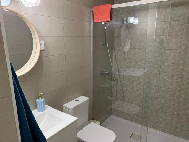 Bajo Con Jardin En Primera Linea De Playa Apartment Malaga Luaran gambar