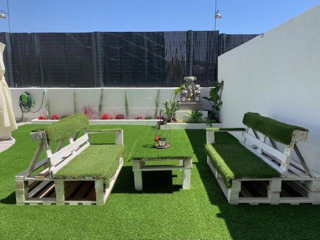 Bajo Con Jardin En Primera Linea De Playa Apartment Malaga Luaran gambar