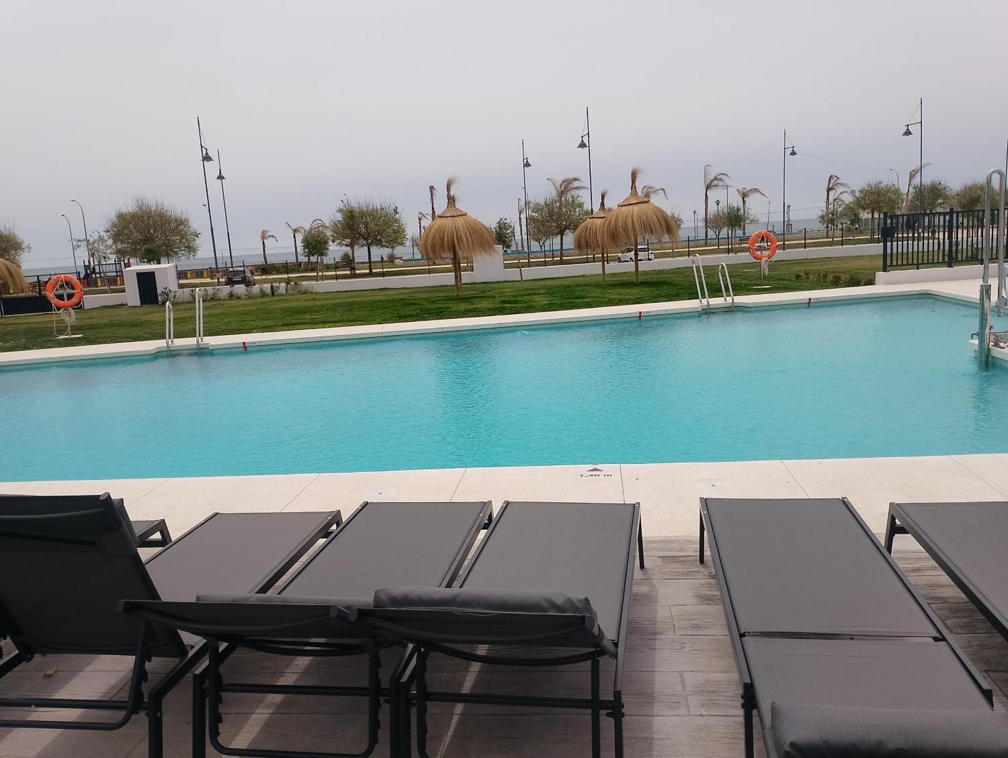 Bajo Con Jardin En Primera Linea De Playa Apartment Malaga Luaran gambar